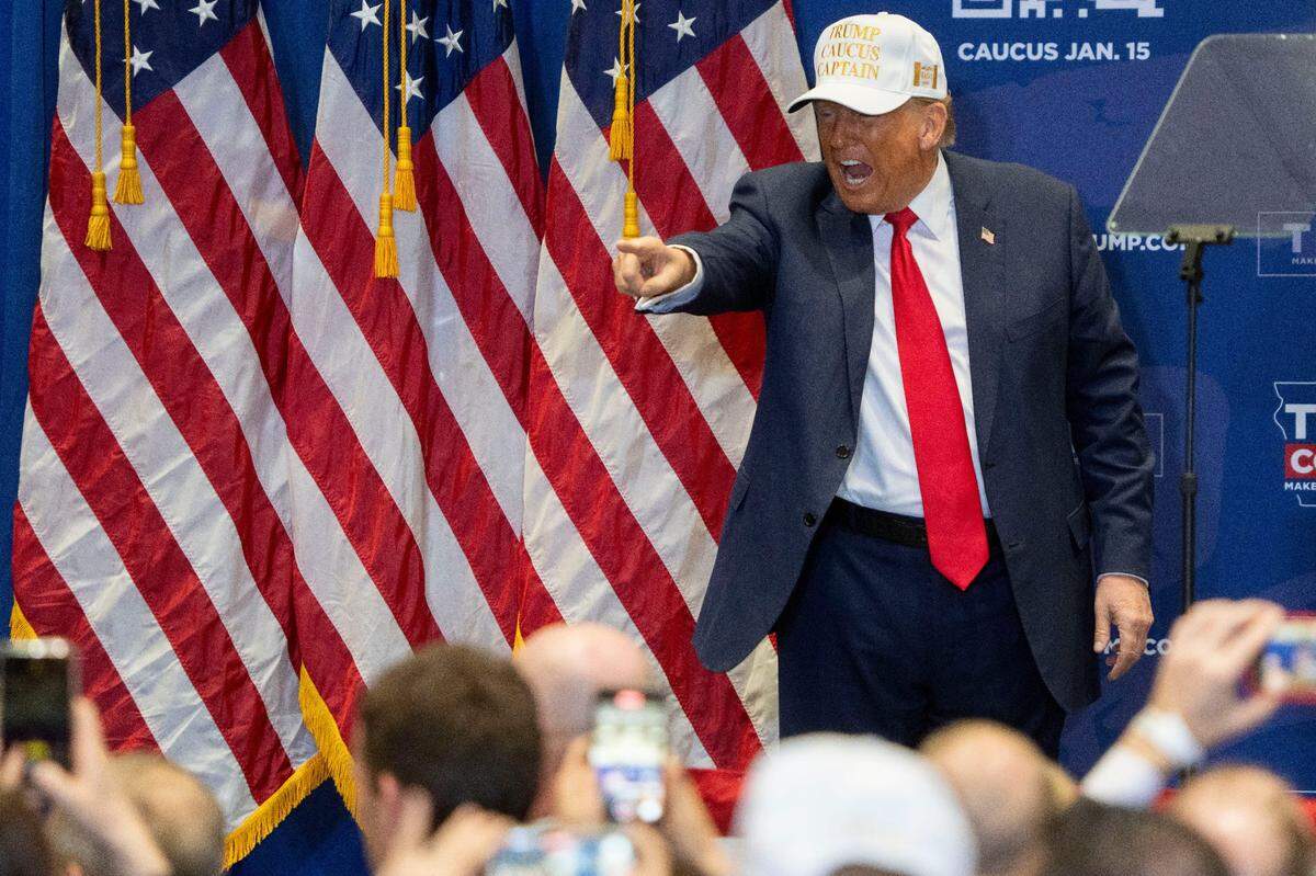 El ex presidente Donald Trump, ganador de los caucus de Iowa, se dirige a la multitud durante un acto de campaña antes de la votación del domingo 14 de enero de 2024 en el Simpson College de Indianola.