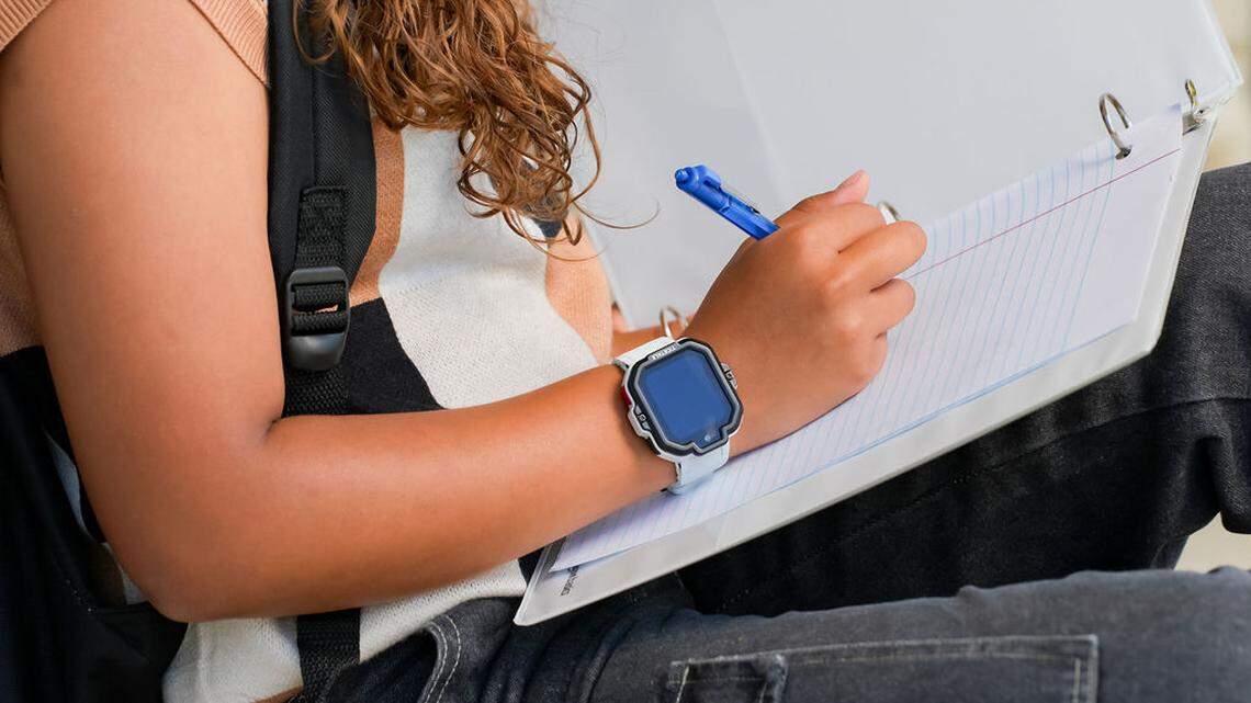 Why Families are Choosing Smart Watches Over Smartphones for Kids
