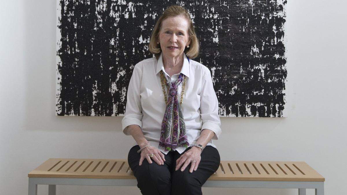Foto de archivo de Rosa de la Cruz posando con la obra “Masquerade #4” de Glenn Ligon en su casa de Key Biscayne, el miércoles 21 de septiembre de 2016.