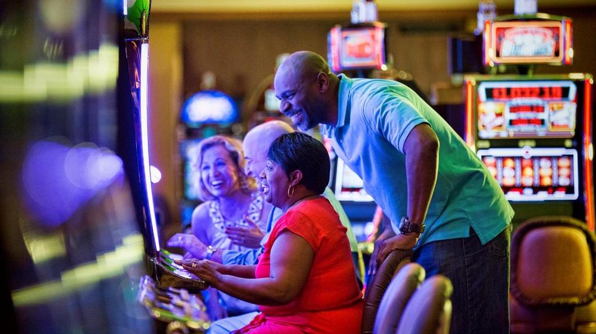 Slot players who earn 25 points in one day receive an extra round of picks in their NFL contest.