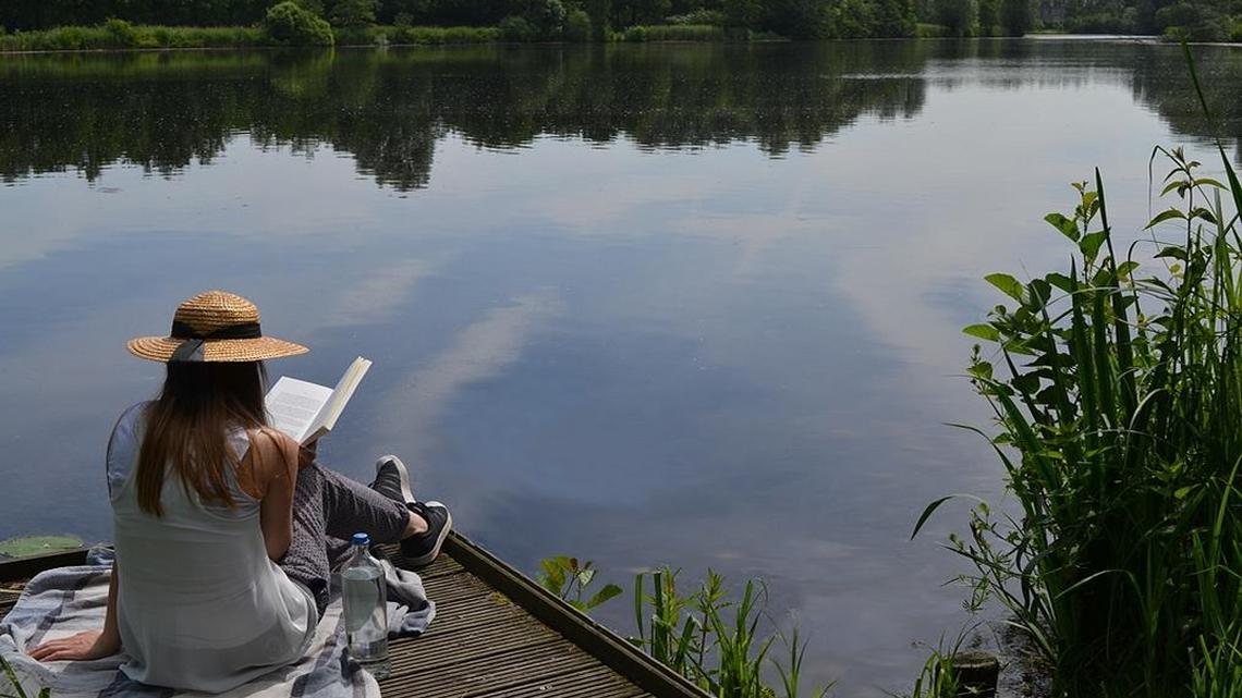 How to find more time to read in 2017? For starters, put down your phone.