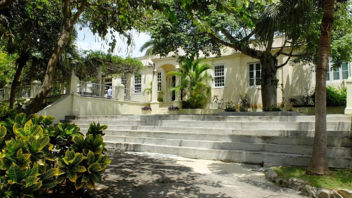 
Finca Vigia, front entry plaza 
