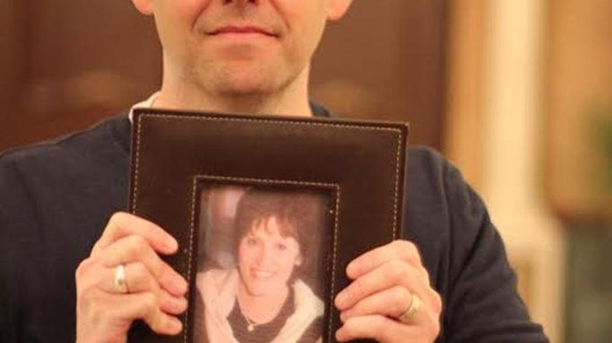 
Local author Brad Meltzer helped his North Miami Beach High history teacher Ellen Sherman find a kidney donor via Facebook.
