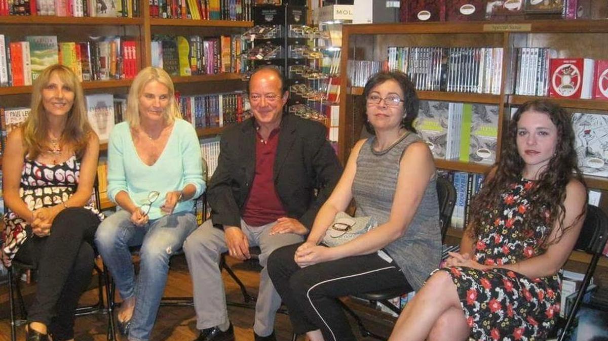 
Mila Hajjar, Ghislaine Demombynes, Andrés Hernández Alende, Norma Figueredo and Valentina Cano participate in the Cuentomanía contest at Books & Books.
