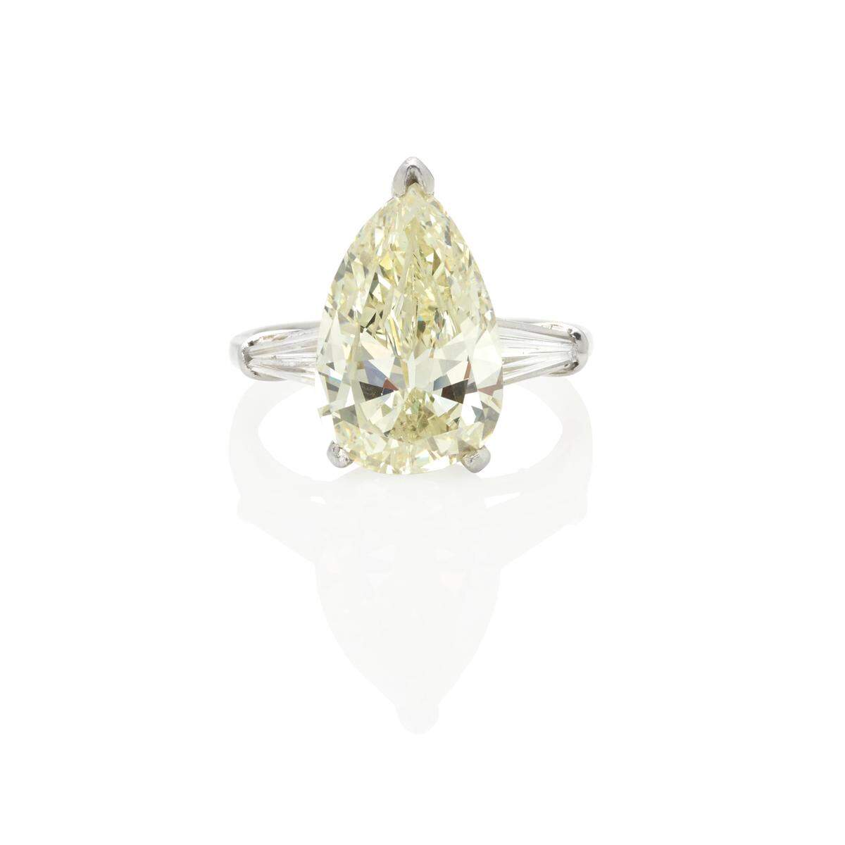 This diamond and platinum ring owned by Walter Mercado will be auctioned with many of the late astrologer’s belongings. Its estimated value is between $40,000 and $60,000.