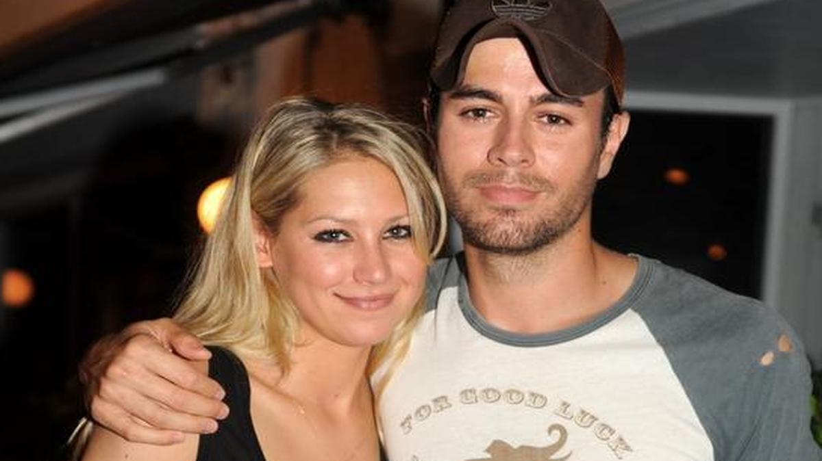 Anna Kournikova & Enrique Iglesias Dine at 8 Oz Burger Bar's Karaoke Night in April 2013