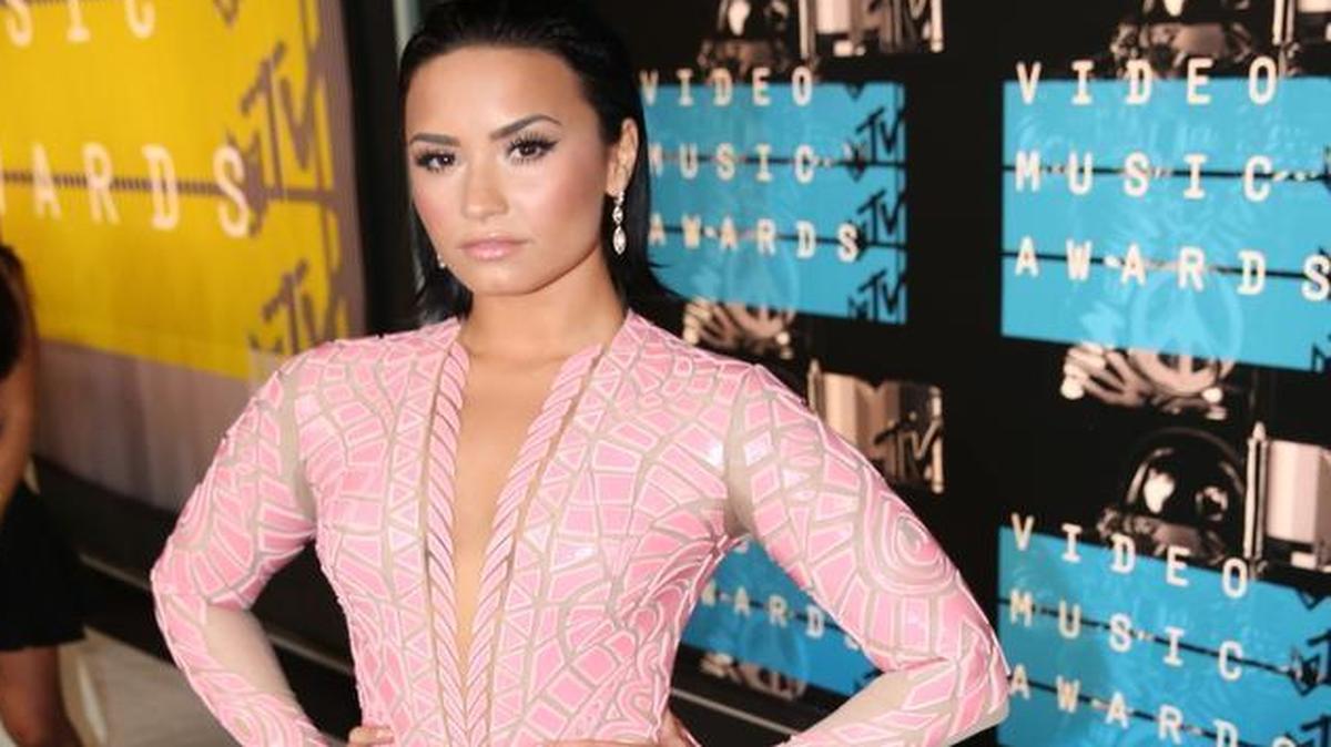 
Demi Lovato arrives at the MTV Video Music Awards at the Microsoft Theater on Sunday, Aug. 30, 2015, in Los Angeles. (Photo by Matt Sayles/Invision/AP)
