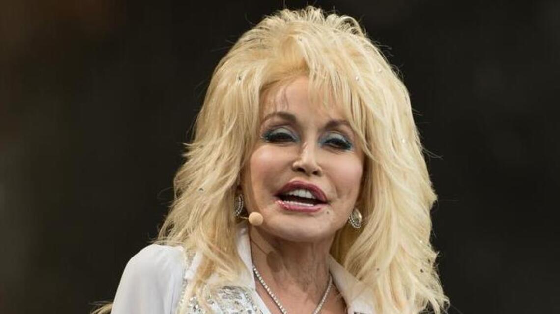 Dolly Parton, who likes to give away books, just donated her 100 millionth