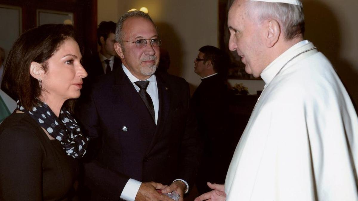 
First meeting: Gloria and Emilio Estefan met with Pope Francis at the Vatican in 2013, asking him to defend human rights in Cuba.

