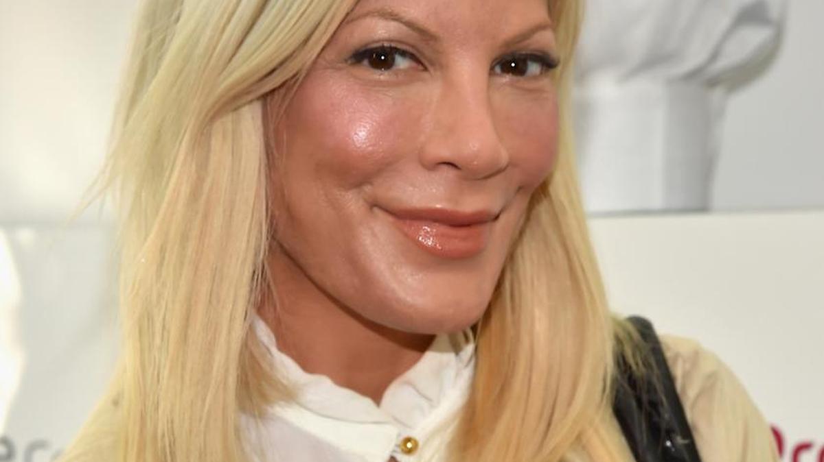 
CULVER CITY, CA - AUGUST 22: Actress Tori Spelling attends Eva Longoria and LG Electronics Host "Fam To Table" Series at The Washbow on August 22, 2015 in Culver City, California. 
