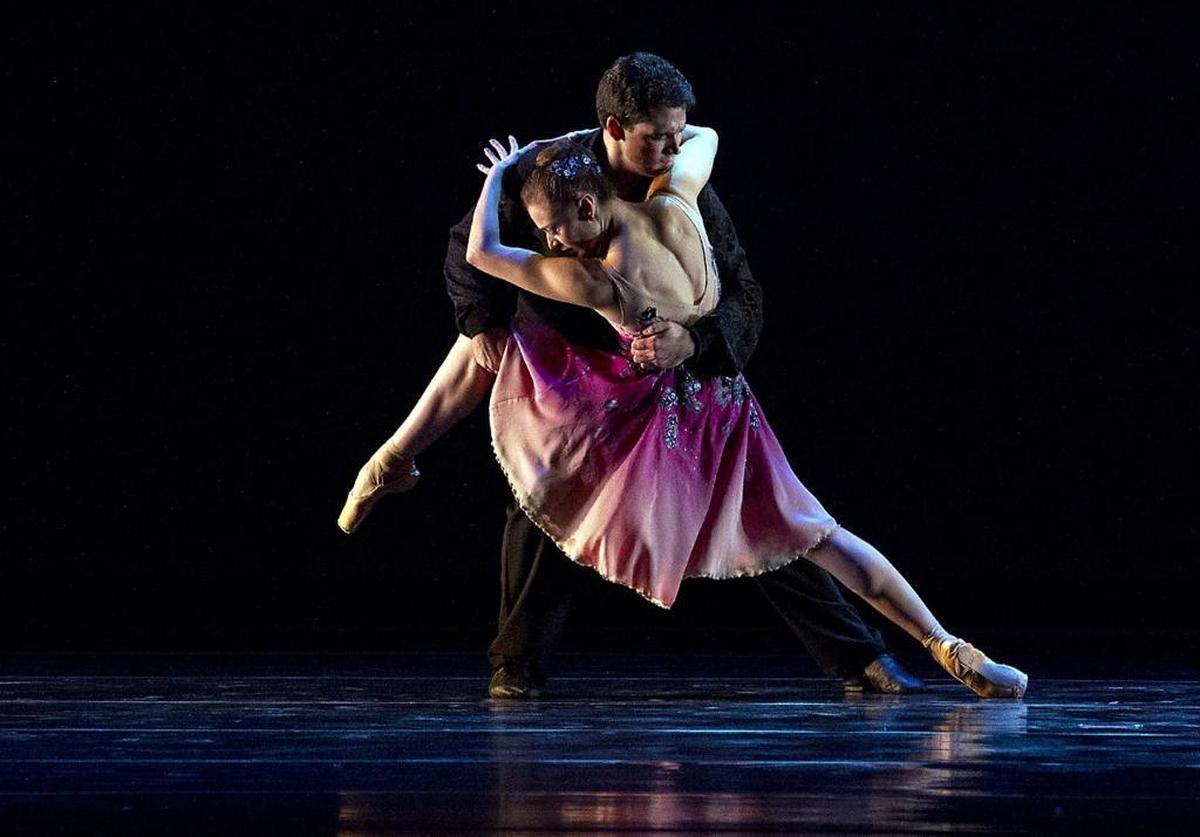 Dimensions Dance Theatre of Miami directors Jennifer Kronenberg and Carlos Guerra performing in the troupe’s debut at Miami-Dade County Auditorium.
