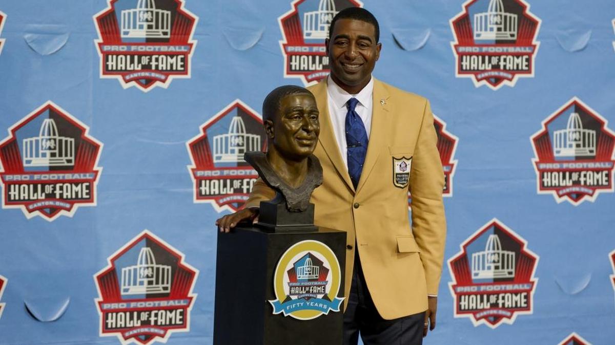 Former Miami Dolphins wide receiver Cris Carter poses with his bust after he was inducted into the NFL Hall of Fame during 2013 ceremonies in Ohio. Carter works Sunday’s Dolphins-Titans game for Fox.