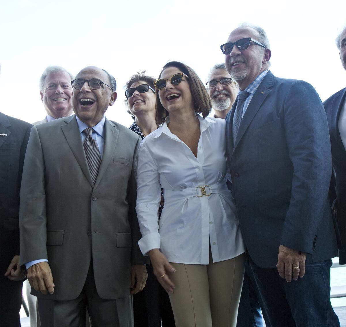 Gloria Estefan (centro) con el arquitecto Hilario Candela (izq.) y Emilio Estefan, en noviembre del 2014. Anunciaban entonces acuerdos para contribuir a proteger el estadio.