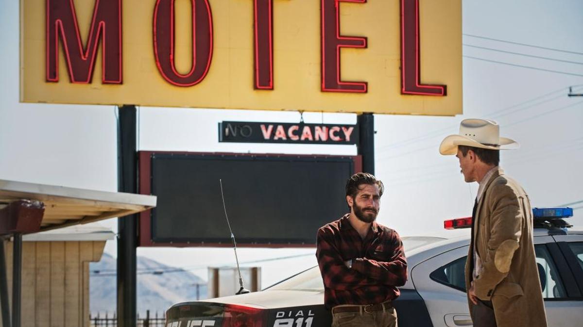 A distraught man (Jake Gyllenhaal) turns to a Texas lawman (Michael Shannon) for help in ‘Nocturnal Animals.’