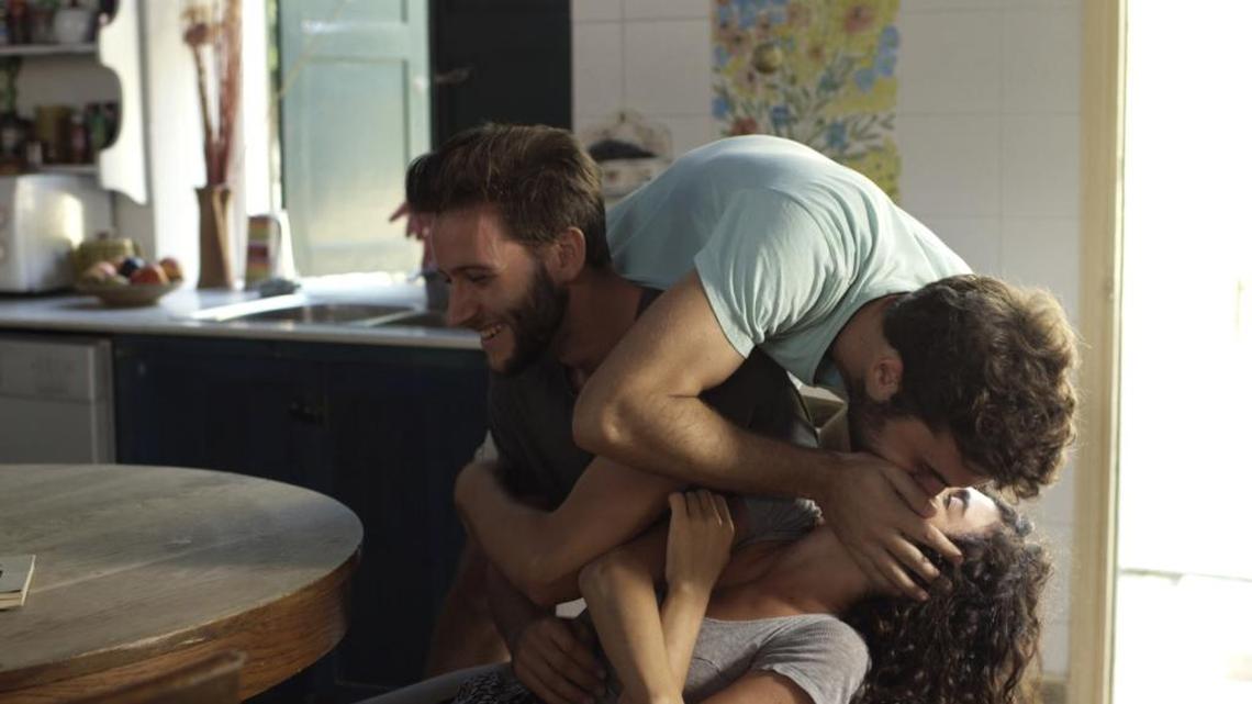 (l. to r.) Tim Bettermann, Lluis Marqués and Olivia Declán play around during a Mediterranean vacation in the Spanish comedy ‘La Isla Bonita.’