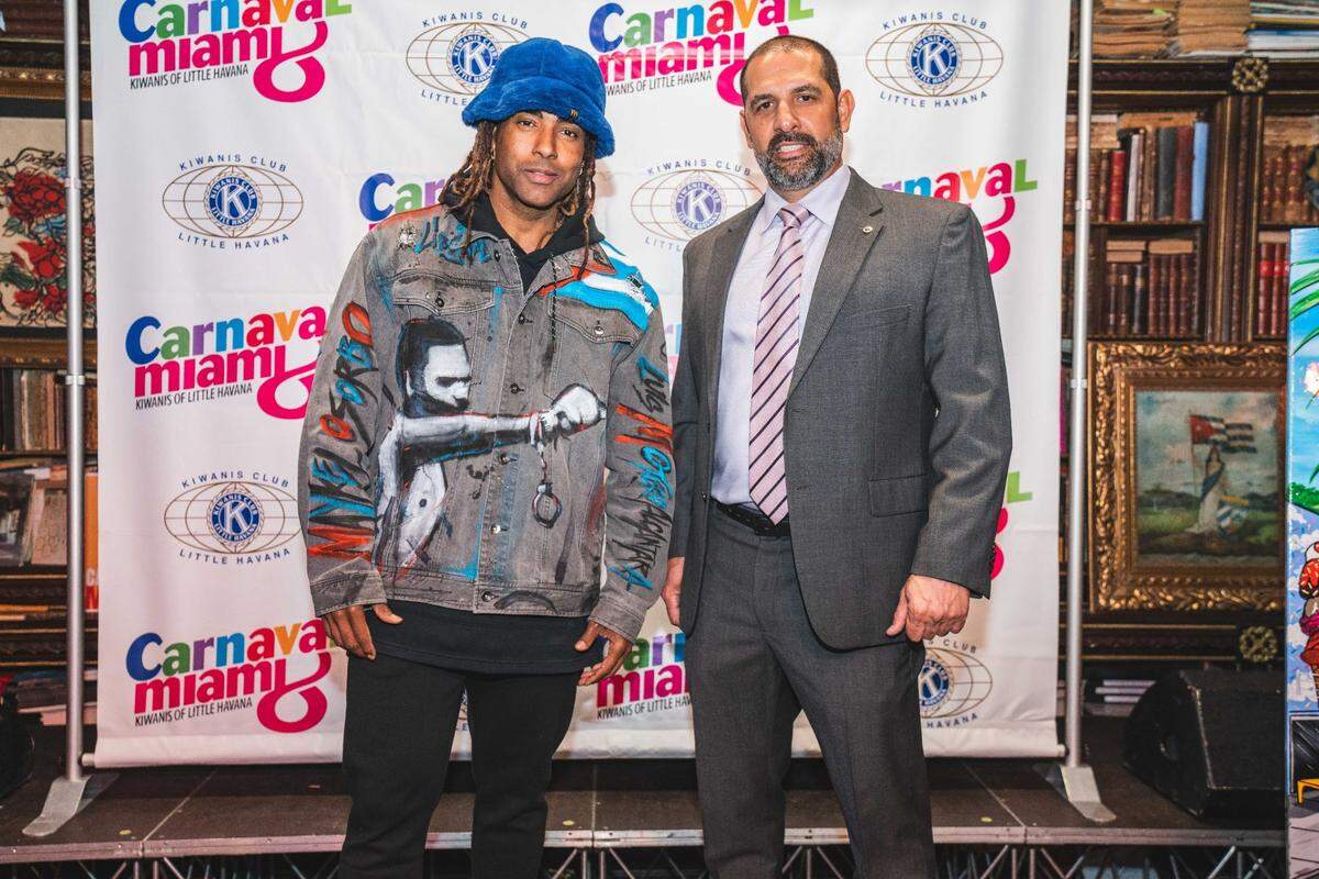 Yotuel Romero, Carnaval King of Miami, with Alexander Pérez, president of the Kiwanis of Little Havana.