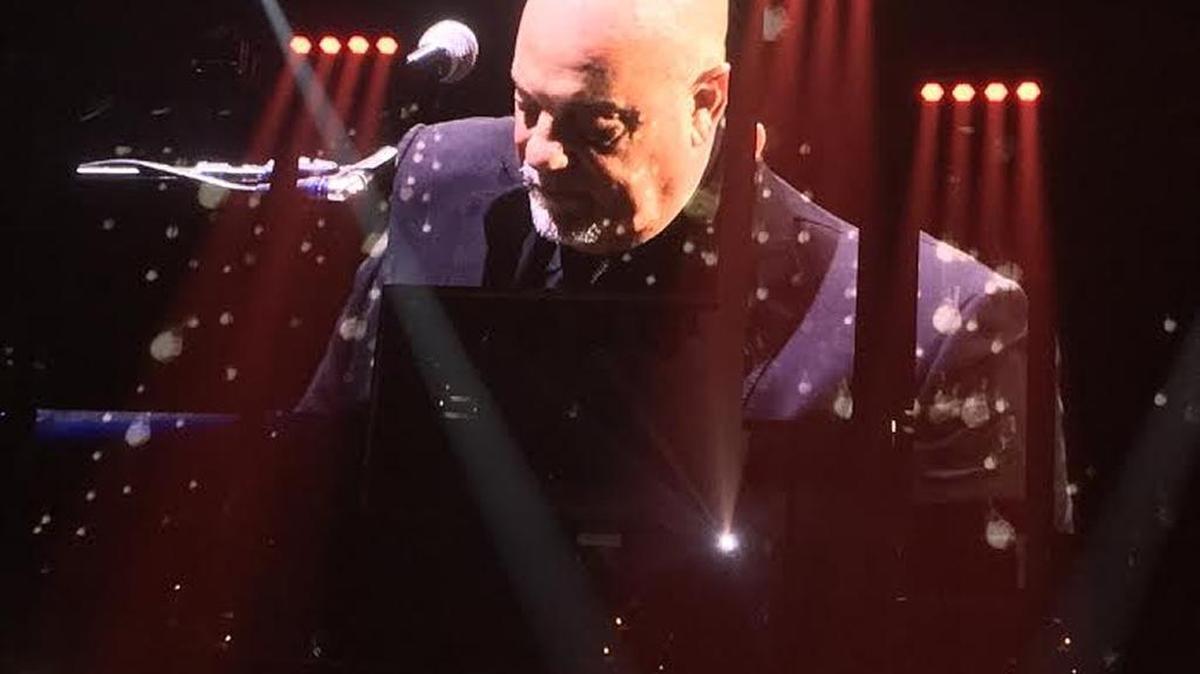 Billy Joel’s first-ever New Year’s Eve concert in South Florida was a rousing 2-1/2 hour affair that lasted until 1 a.m. and featured more than a dozen hits, album cuts, covers and guest appearances from Howard Stern, Jimmy Kimmel, Gavin DeGraw and Kevin James.