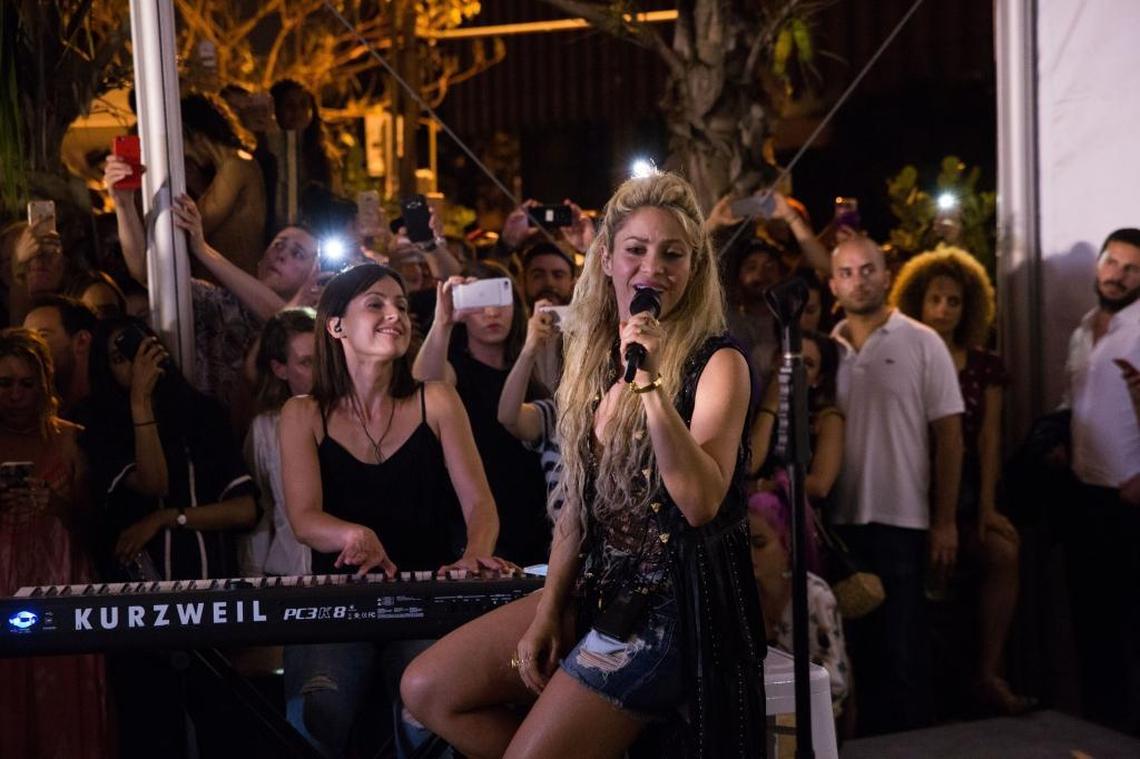 Shakira performs in a pop-up concert at Wynwood Yard around 1 a.m. Saturday, May 27, 2017, to promote her latest album, “El Dorado.” About 200 people attended after learning about the surprise performance on social media.