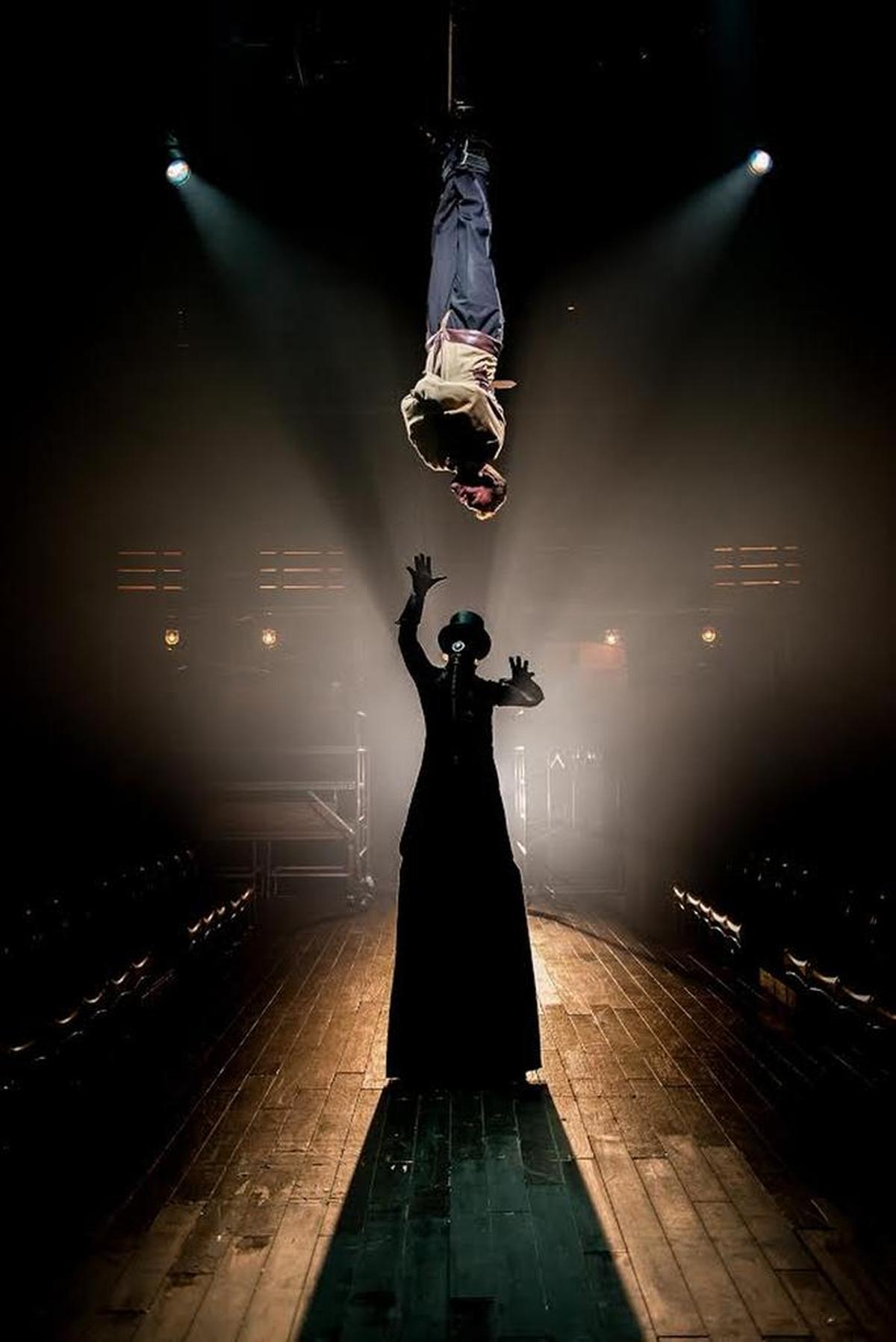Dennis Watkins as Harry Houdini and Tommy Rapley as Death have a close encounter in “Death & Harry Houdini” at the Arsht Center.
