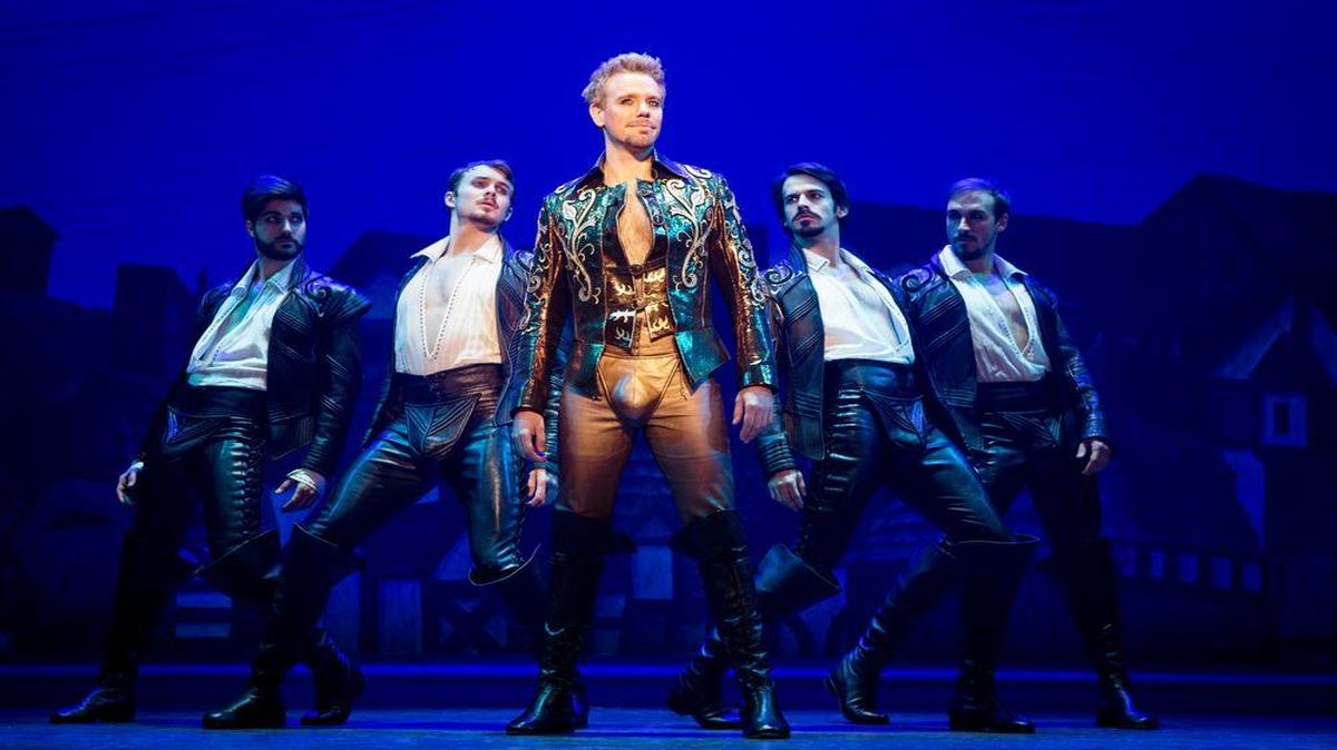 Adam Pascal, one of the original stars of Broadway’s ‘Rent,’ finds his lighter side in ‘Something Rotten!’ which opens Tuesday at the Broward Center for the Performing Arts in Fort Lauderdale.