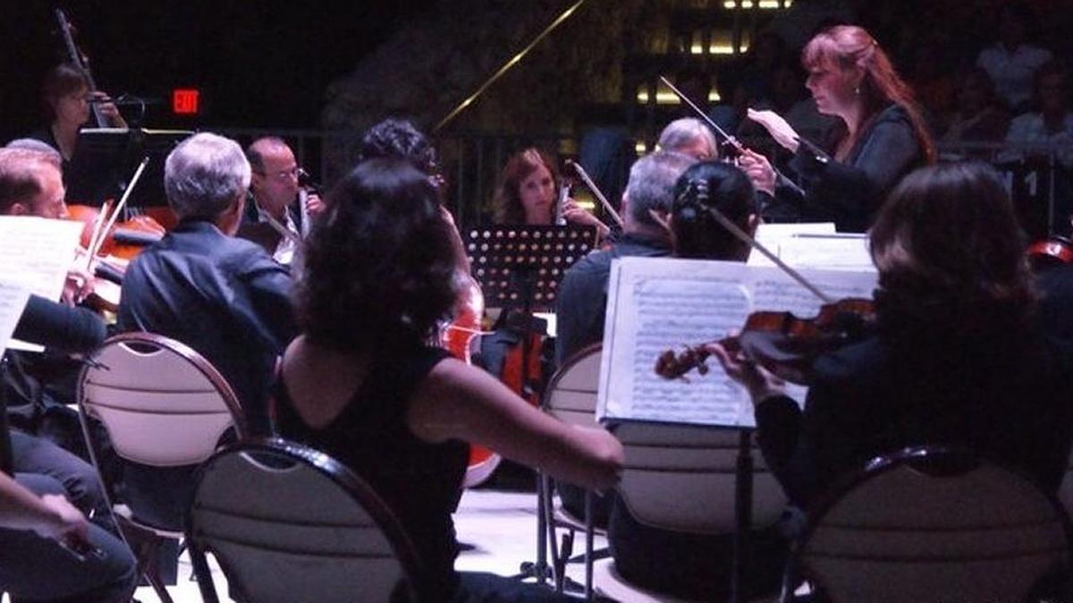 Elaine Rinaldi conducts the musicians of Orchestra Miami.