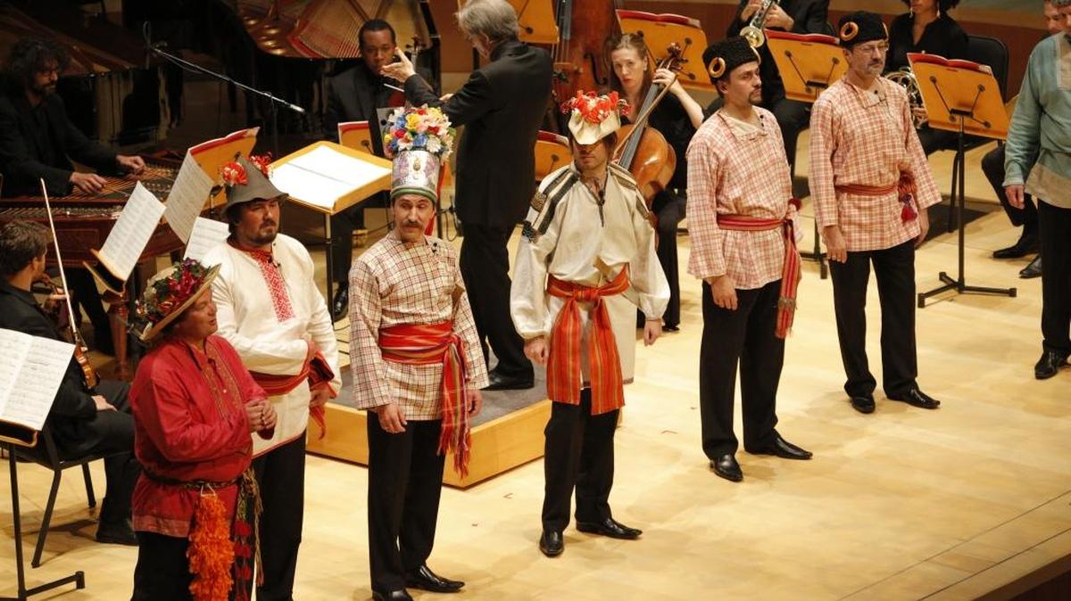 
Michael Tilson Thomas conducts musicians from the New World Symphony as members of the Dimitri Pokrovsky Ensemble perform.

