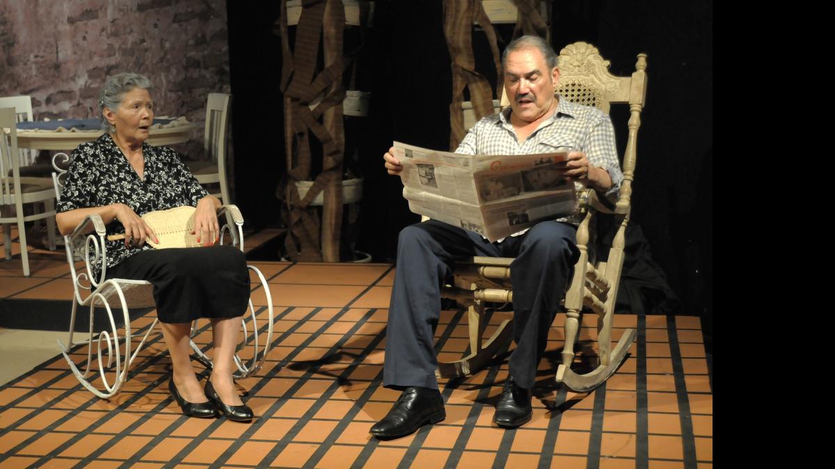 
Ana Viña and Mario Ernesto Sánchez appear in Teatro Avante’s ‘Alguna cosita que alivie el sufrir’ (‘A Little Something to Ease the Pain’) at the XXX International Theatre Festival.
