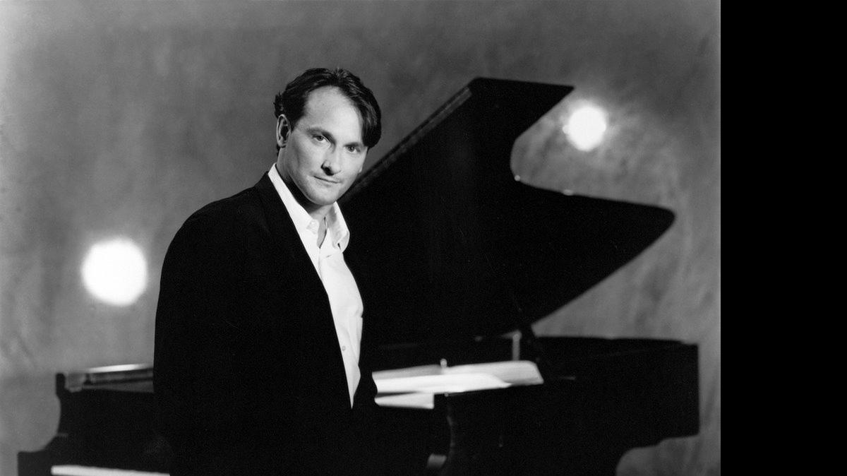 
Christopher O’Riley joins André Mehmari for the world premiere of Mehmari’s ‘Concerto for Two Pianos and Orchestra’ with the Miami Symphony Orchestra.
