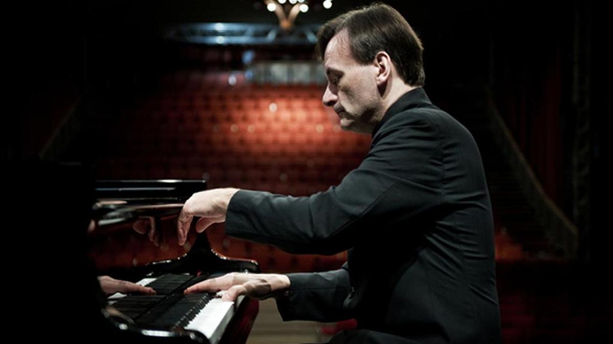 
SET FOR JAN. 15: Pianist Stephen Hough will perform with the FIU Symphony Orchestra during the Friends of Chamber Music of Miami’s 60th anniversary season.
