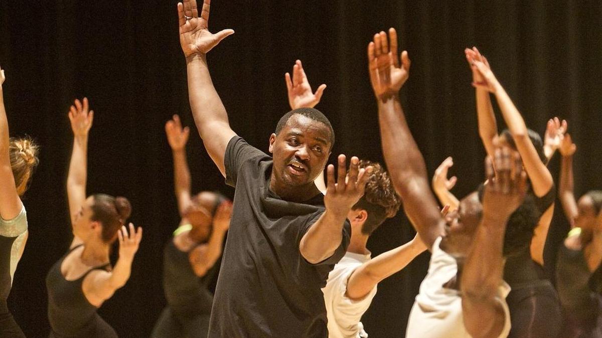 Robert Battle, artistic director of Alvin Ailey American Dance Theater, teaches a master class to students from the New World School of the Arts and Miami Northwestern High School at the Adrienne Arsht Center in 2015.
