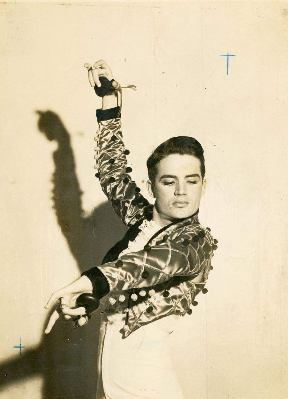 Walter Mercado en pleno desempeño de una de sus pasiones, el baile, que lo llevó a recorrer Puerto Rico con ‘Ritmo Ibérico’