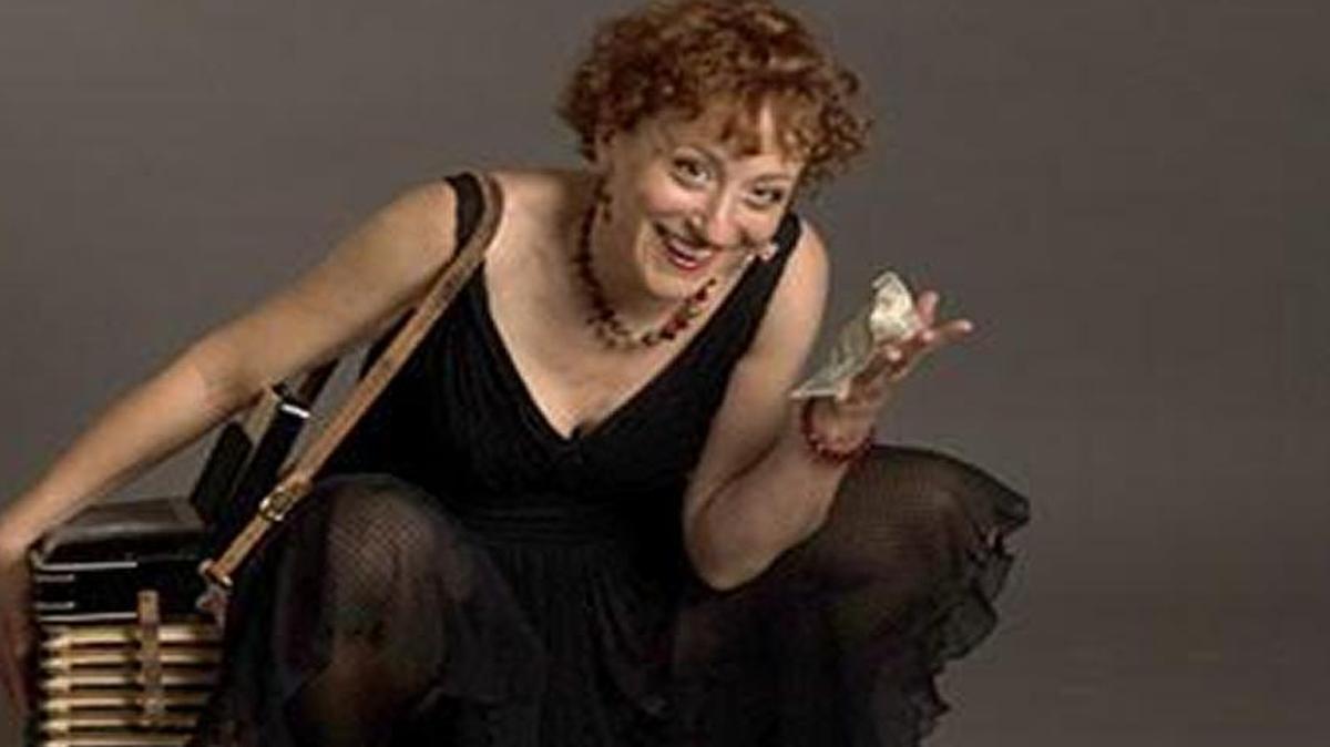 Chicago-based Rebecca Joy Fletcher blends several traditions in her one-woman show ‘Ringing True.’