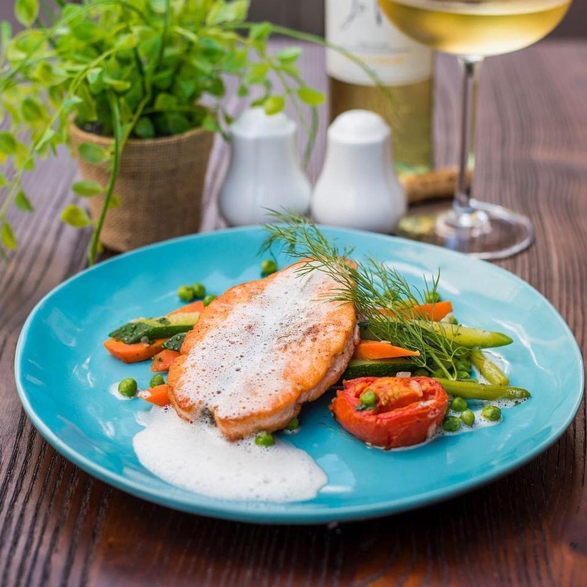 Salmon in Champagne sauce at Bar Da Vila