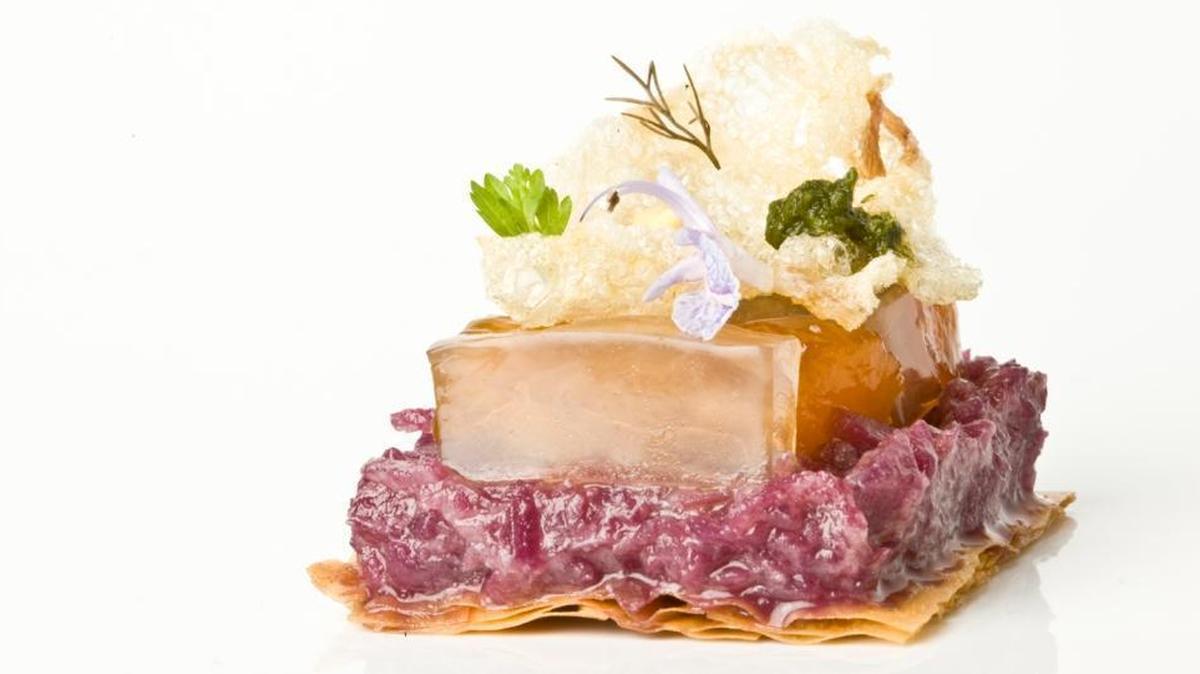 Ángel Palacios’ cuisine, such as this Lombarda Tendon, made him a hit among food lovers and critics in America at La Broche. Unfortunately, Miami diners did not show up in droves.