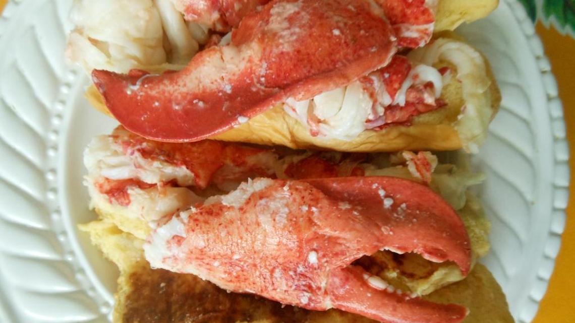 Lobster roll at Momi Raw Bar, Brickell.