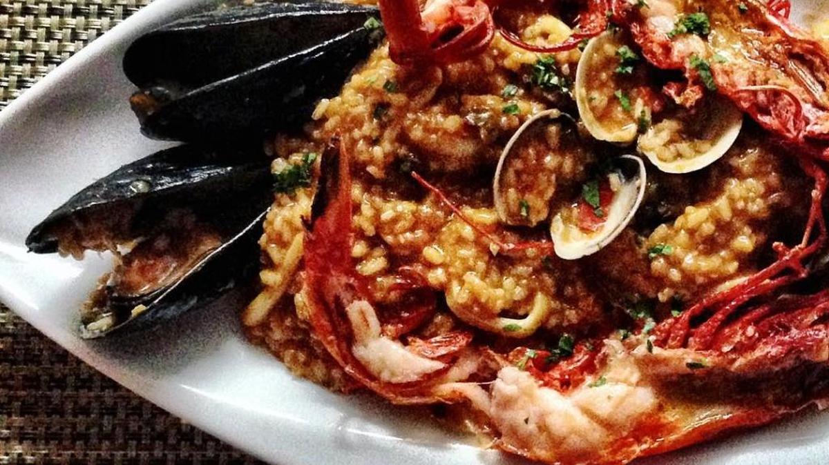 The best thing the paella at La Gamba has going for it is that there’s plenty of it.