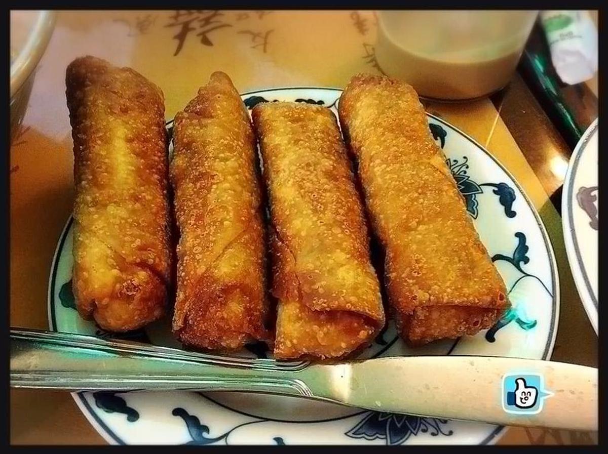 Egg rolls with hot mustard at King Palace.