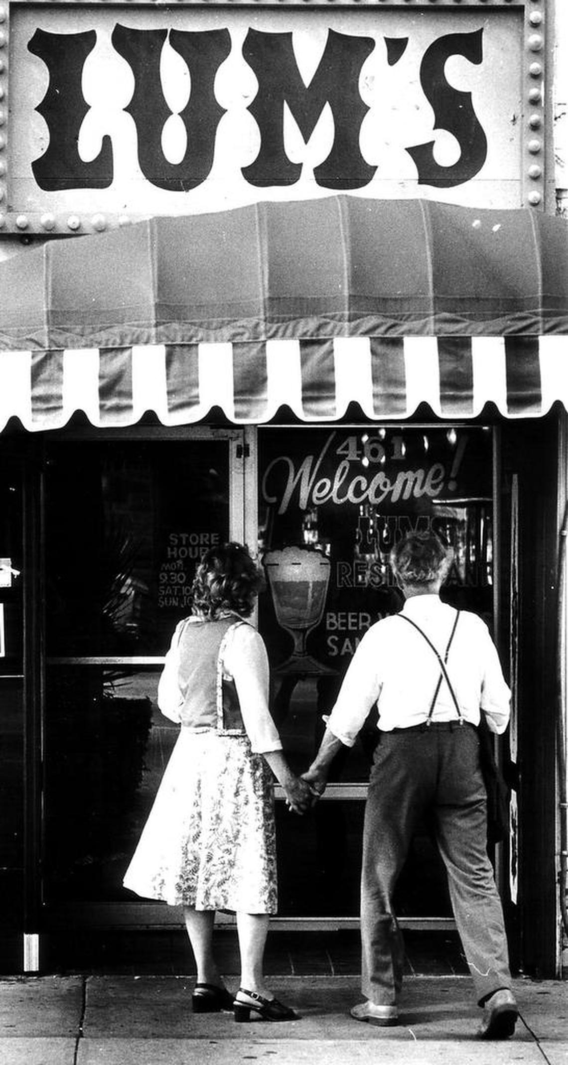 A couple entering a restaurant in 1981.