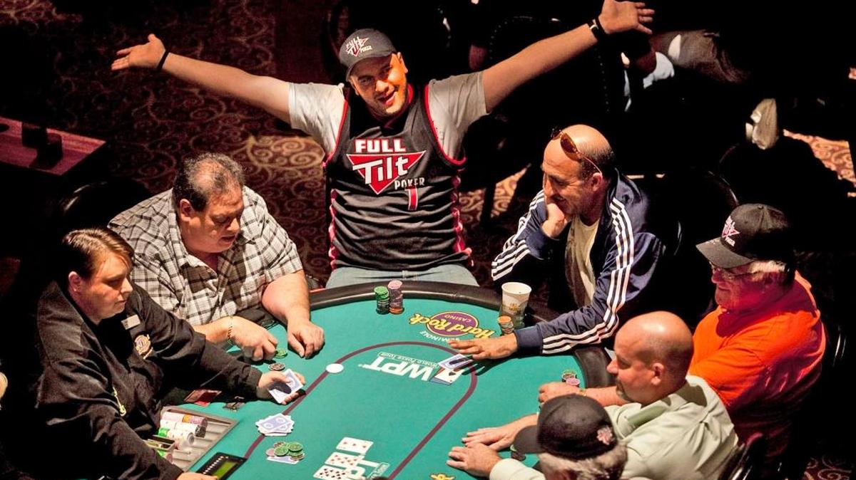 Michael ‘The Grinder’ Mizrachi (center)