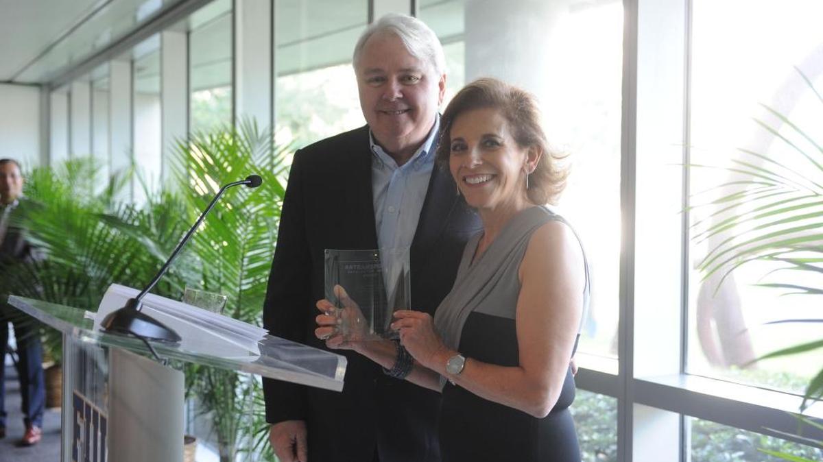 Dennis Scholl, an FIU alum and 10-time regional Emmy winner, accepts the Art Transforms award from museum’s director Jordana Pomeroy.