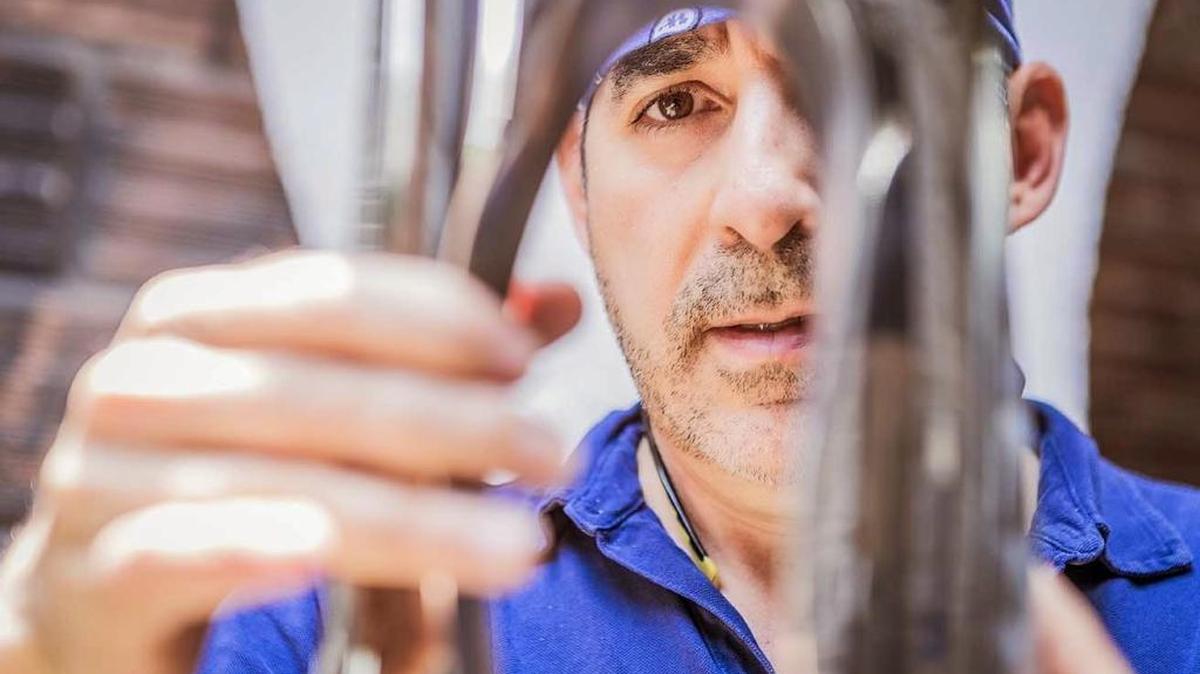 Colombian-American sculptor Santiago Medina works on his ‘Wisdom’ sculpture.