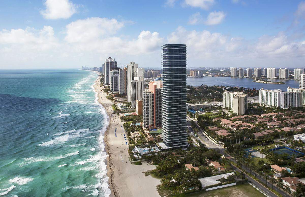 Los edificios de gran altura dominan el horizonte de la costa de Miami-Dade, desde Sunny Isles Beach hasta Miami Beach. Un nuevo estudio realizado por investigadores de la Universidad de Miami muestra que al menos 35 edificios de esa zona se han hundido hasta tres pulgadas entre 2016 y 2023.