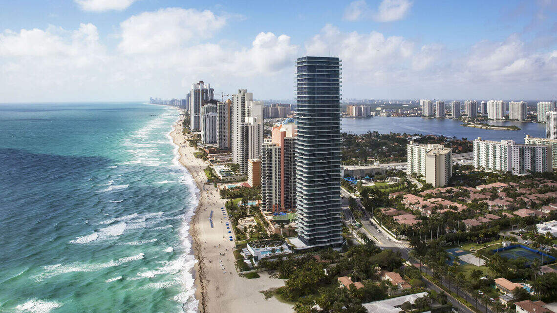 Surfside analizará normas más estrictas después que estudio detecta que varios edificios costeros se hunden