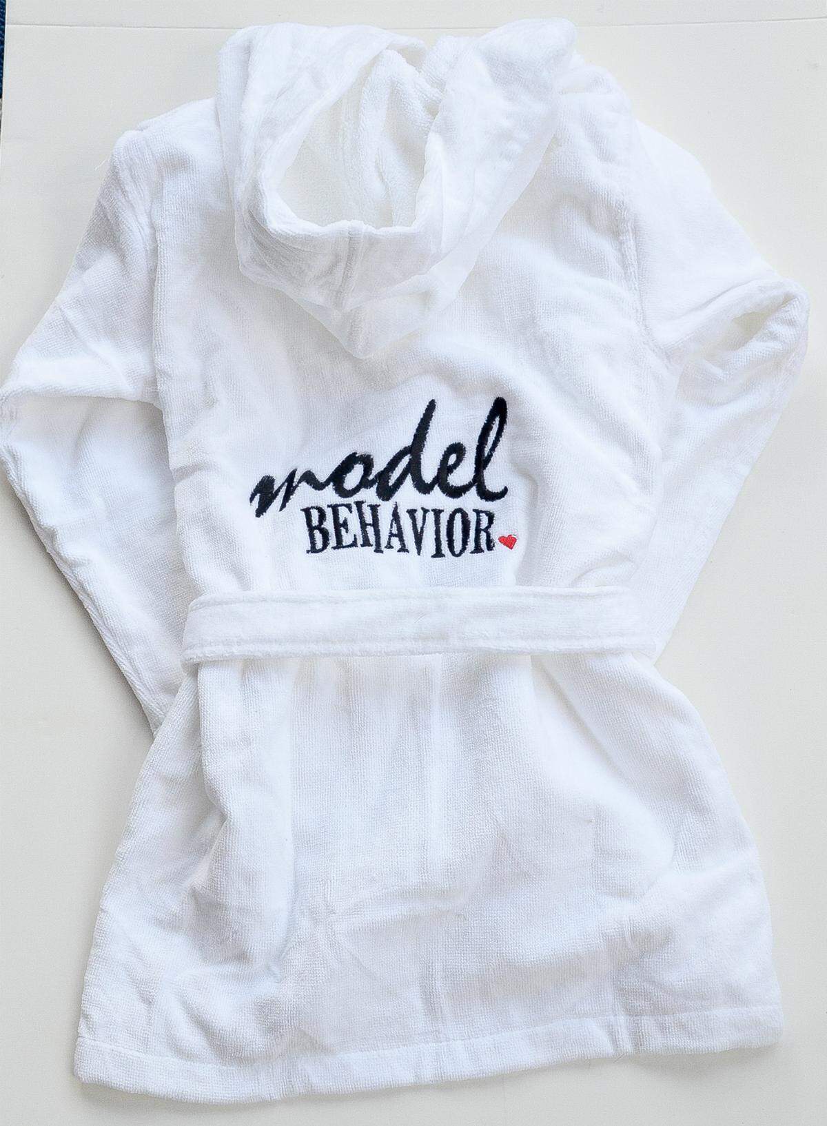 Pomp kids robe.