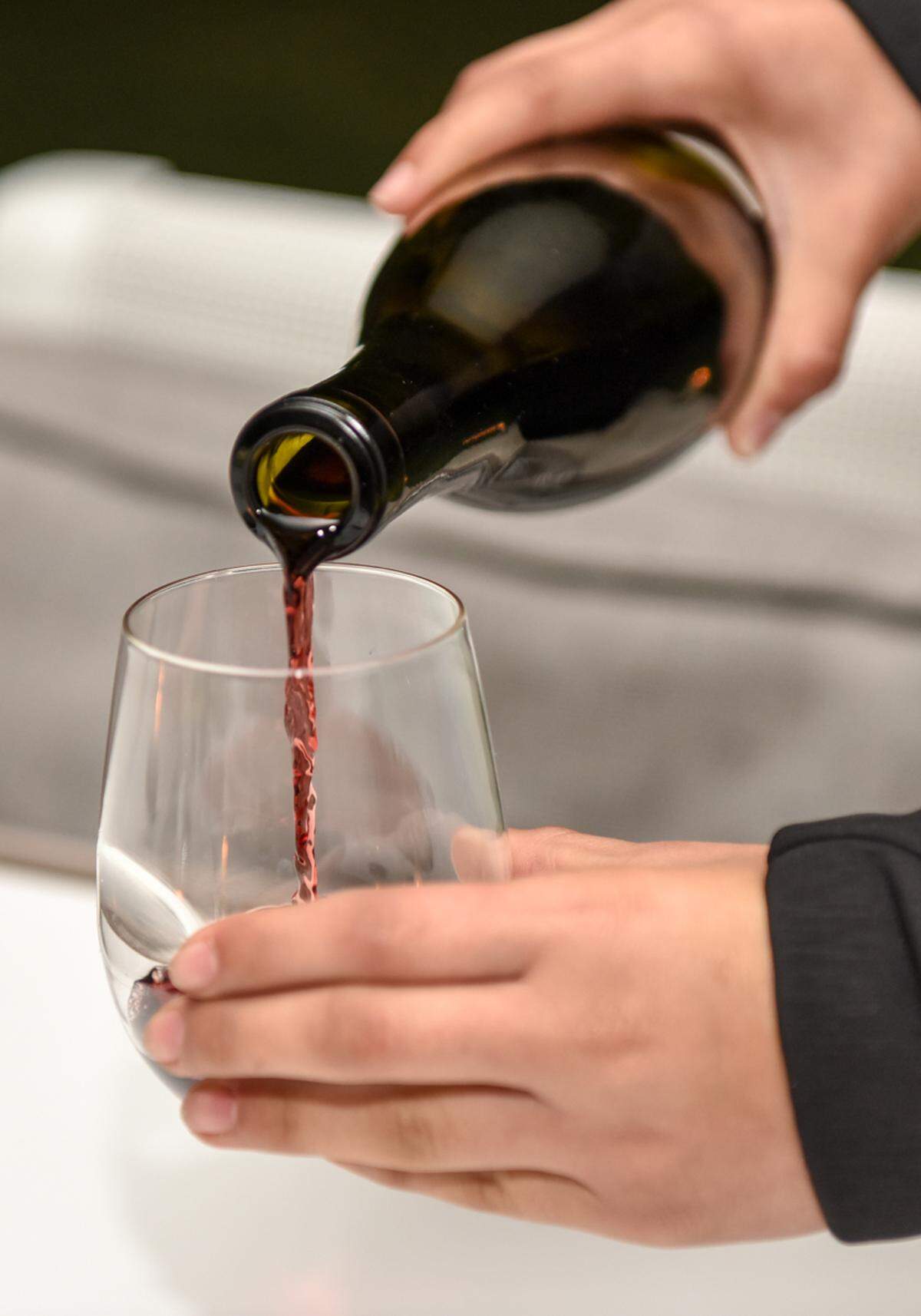 Fine wine flowed for guests at the Ala von Auesperg event in Miami Beach.