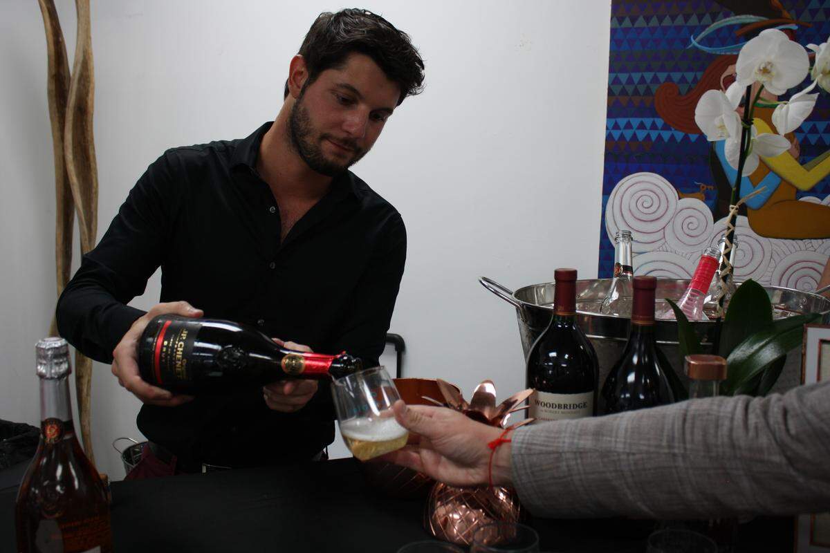 Pouring JP. Chenet sparkling wine. Photograph by Claudia Pou.