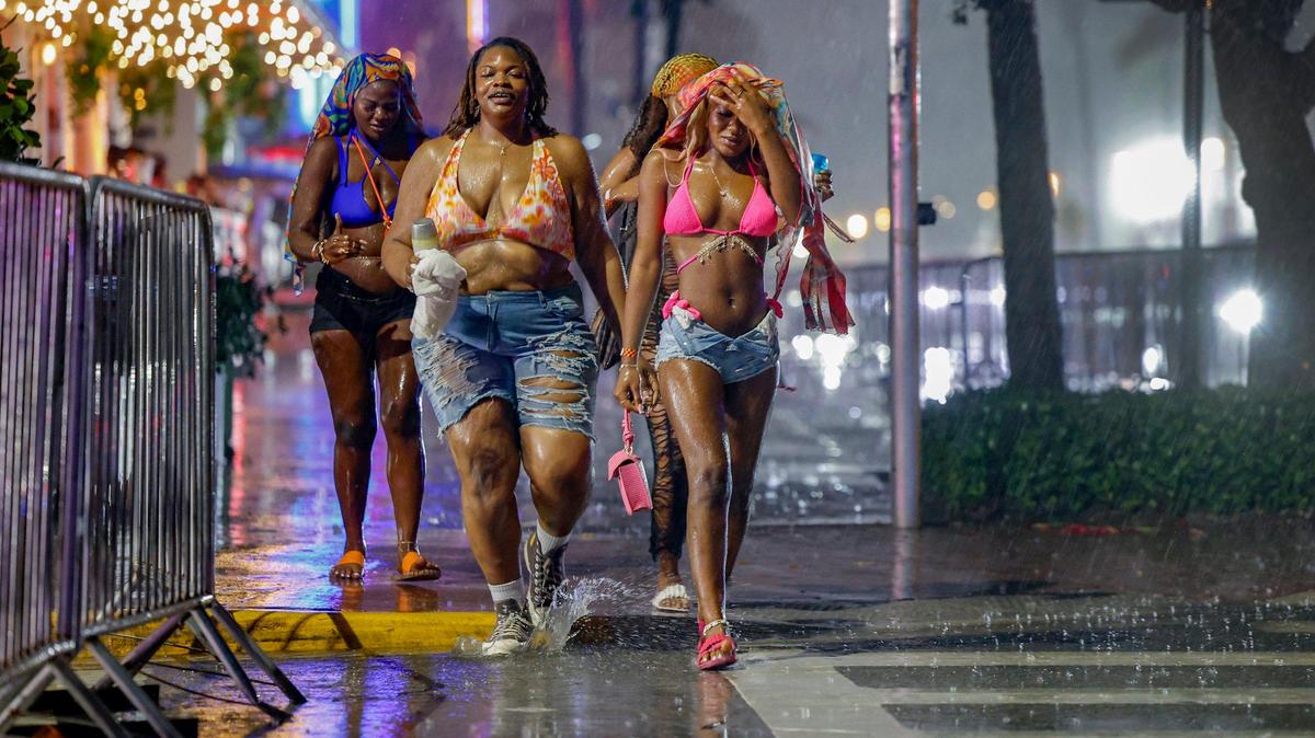 Un aguacero empañó la fiesta de las vacaciones de primavera antes del toque de queda de las 12:00 a.m. en Miami Beach, el sábado 16 de marzo de 2024.
