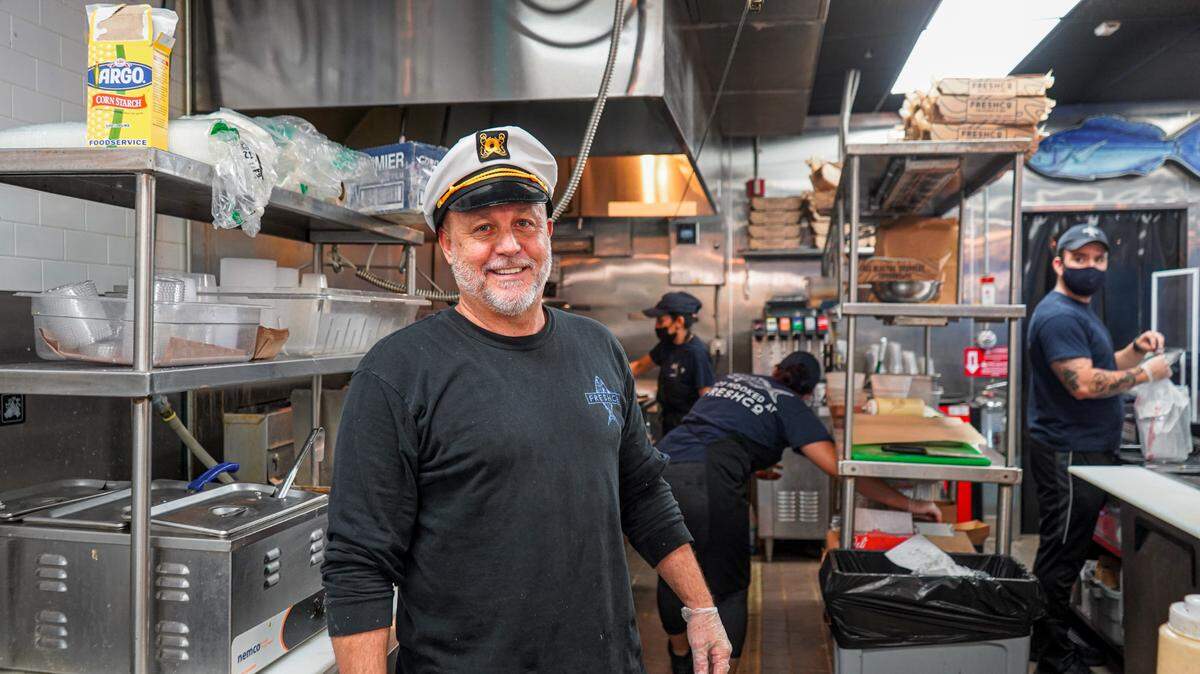 El dueño Mario Palazón en la cocina de FreshCo Fish Market & Grill en Kendall, que acaba de ser nombrado el mejor restaurante de mariscos de la Florida por Eat This, Not That.