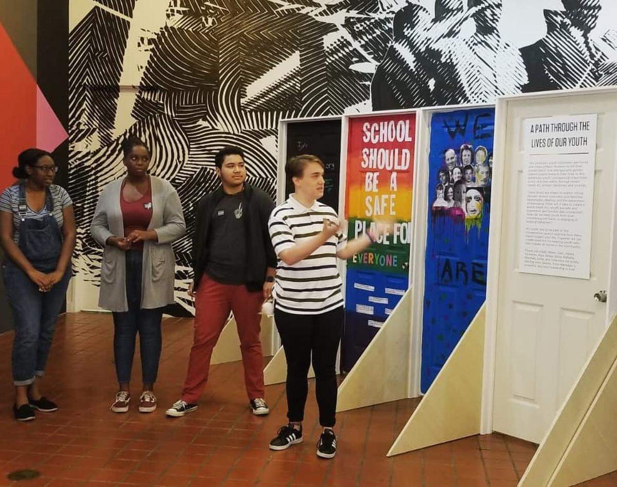 Mahalia, Mya, Vic y Seth, miembros del YES Institute Youth Advisory Leadership Council, en el HistoryMiami Museum.