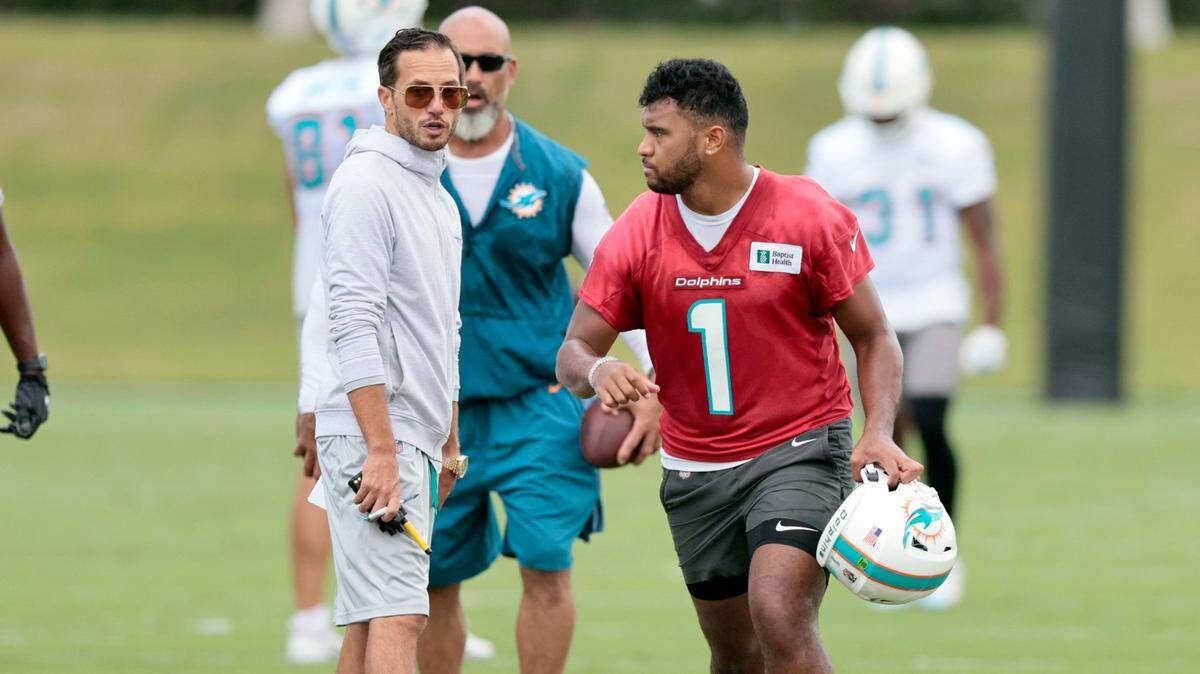 El entrenador de los Miami Dolphins, Mike McDaniel, observa a su QB, Tua Tagovailoa (1), durante una práctica preparatoria para el juego contra los Bills en BHTC en Miami Gardens el 21 de septiembre de 2022.